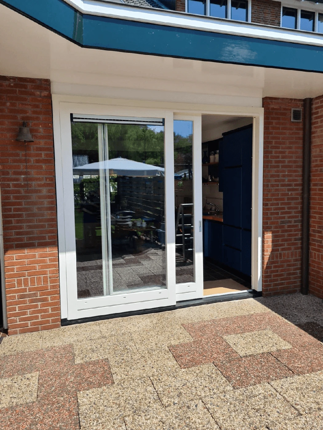 Witte schuifpui bij een bestaande woning